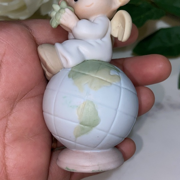 Precious Moments 1999 Peace On Earth Ornament 679259 - Picture 6 of 16